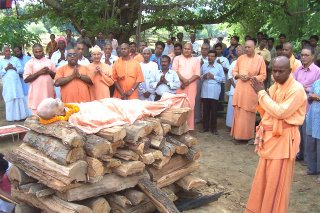 The mortal coil of Swami Umeshanandaji Maharaj readied on the pyre
