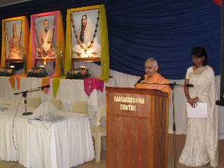 Mellifluous chanting by Mataji