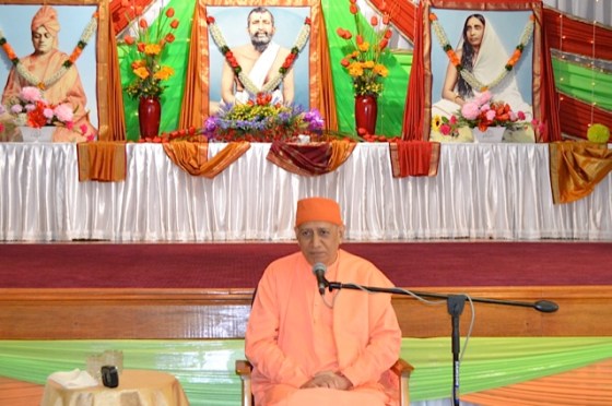 Swami Vimokshananda addressing the audience...