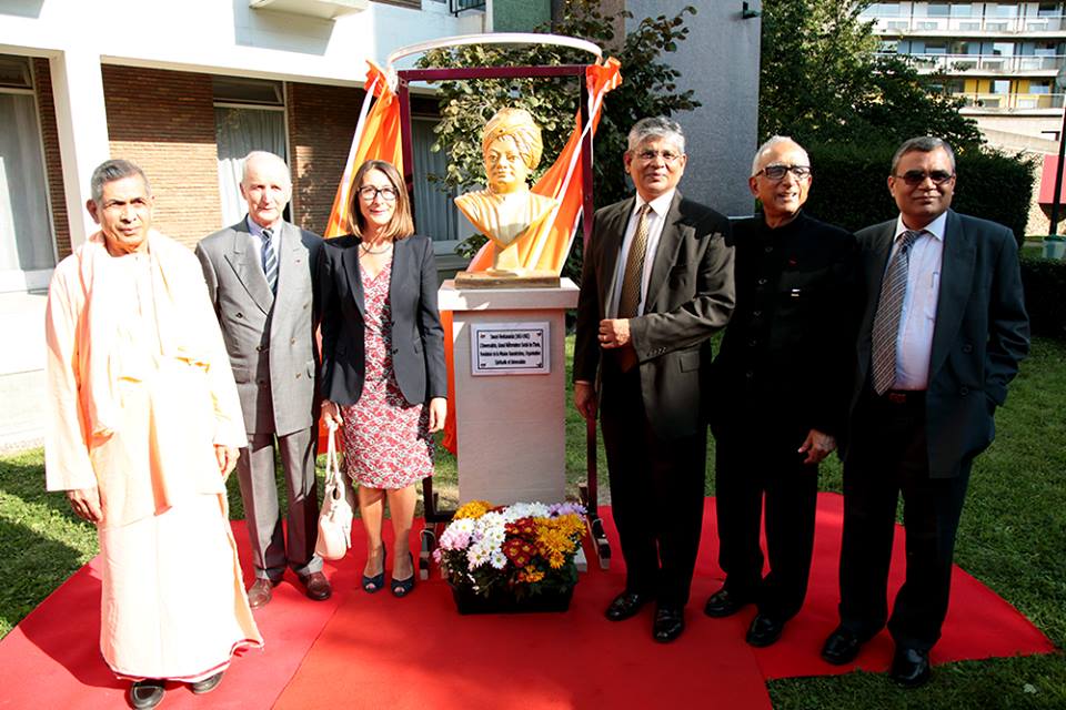 ParisStatue Swamiji